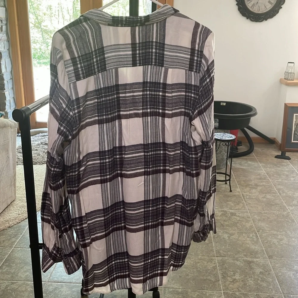 women's long sleeve gray and white plaid / flannel button up shirt - Picture 6 of 6